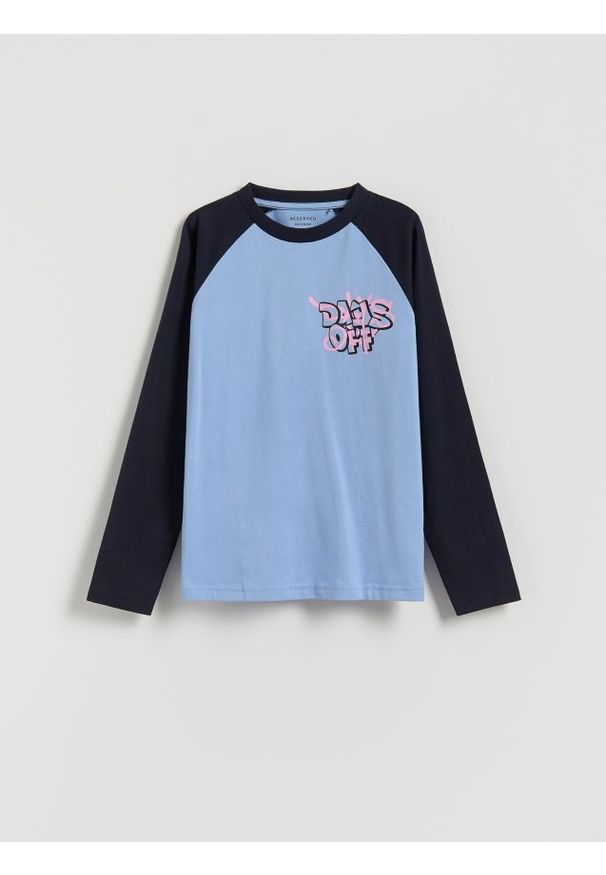 Reserved - Bawełniany longsleeve z nadrukiem - granatowy. Kolor: niebieski. Materiał: bawełna. Długość rękawa: długi rękaw. Wzór: nadruk