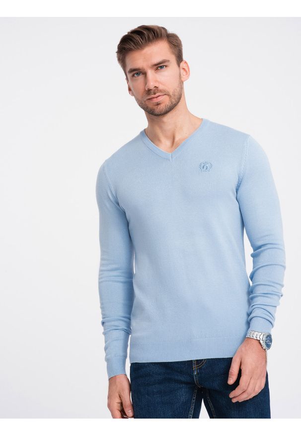 Ombre Clothing - Elegancki męski sweter V-neck BASIC z wiskozą –jasnoniebieski V10 - Rozmiar: XXL. Okazja: do pracy, na co dzień. Typ kołnierza: dekolt w serek. Kolor: niebieski. Materiał: wiskoza. Wzór: haft. Styl: elegancki