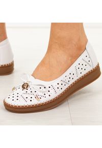 Białe ażurowe skórzane półbuty damskie Filippo Dp7664/26. Okazja: na co dzień. Kolor: biały. Materiał: skóra. Szerokość cholewki: normalna. Wzór: ażurowy. Sezon: wiosna, lato. Styl: casual, elegancki #1