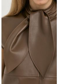 Custommade bluzka skórzana damska kolor brązowy gładka. Okazja: na co dzień. Typ kołnierza: kołnierzyk stójkowy. Kolor: brązowy. Materiał: skóra. Wzór: gładki. Styl: casual #5