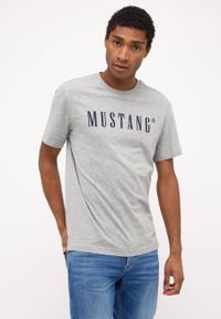 Mustang - Męski T-Shirt Koszulka MUSTANG Style Austin Mid Grey Melange 1014695 4140. Okazja: na co dzień. Kolekcja: plus size. Materiał: jeans, bawełna. Wzór: aplikacja. Styl: klasyczny, casual, elegancki