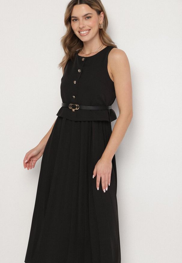 Born2be - Czarna Sukienka Bez Rękawów z Plisami i Paskiem z Klamrą Iffale. Okazja: na co dzień, na spacer. Kolor: czarny. Długość rękawa: bez rękawów. Styl: klasyczny, casual