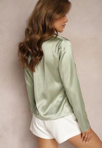 Renee - Zielona Bluzka Koszula z Satyny w Stylu Retro Wykończona Ozdobnym Wiązaniem Branea. Okazja: na co dzień, na spotkanie biznesowe. Kolor: zielony. Materiał: satyna. Długość rękawa: długi rękaw. Długość: długie. Styl: retro