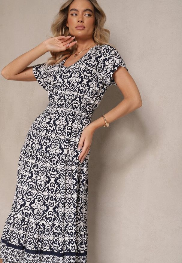 Renee - Granatowa Rozkloszowana Sukienka z Bawełny w Print Paisley Lanarisa. Okazja: na co dzień. Typ kołnierza: dekolt w kształcie V. Kolor: niebieski. Materiał: bawełna. Długość rękawa: krótki rękaw. Wzór: paisley, nadruk. Sezon: lato. Styl: casual, elegancki