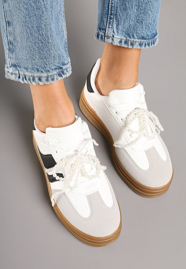 Renee - Białe Sneakersy na Grubej Podeszwie z Ozdobnymi Odpinanymi Perłami Ajovia. Okazja: na co dzień. Kolor: biały. Materiał: jeans