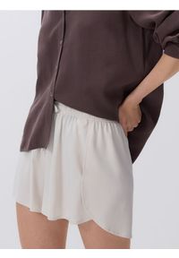 Reserved - Gładkie szorty z modalem - beżowy. Kolor: beżowy. Materiał: tkanina. Wzór: gładki #1