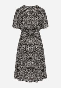 Born2be - Czarna Sukienka z Bawełny Rozkloszowana w Kwiaty Esirive. Typ kołnierza: dekolt w kształcie V. Kolor: czarny. Materiał: bawełna. Długość rękawa: krótki rękaw. Wzór: kwiaty #2