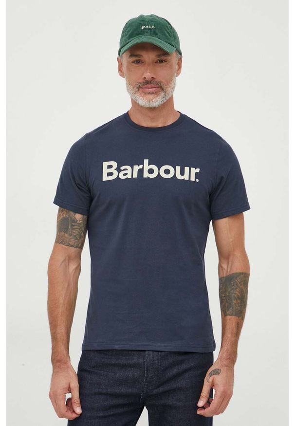 Barbour t-shirt bawełniany kolor granatowy z nadrukiem. Kolor: niebieski. Materiał: bawełna. Wzór: nadruk. Styl: klasyczny
