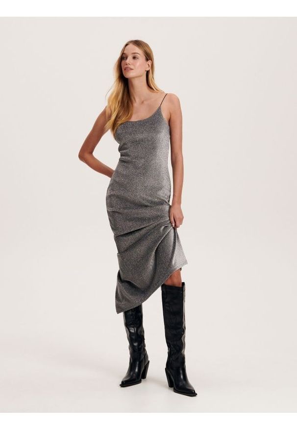 Reserved - Sukienka z połyskującego materiału - srebrny. Kolor: srebrny. Materiał: materiał