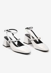 Born2be - Białe Czółenka z Lakierowanej Ekoskóry Typu Slingback na Słupku z Dwoma Paskami Xeralia. Zapięcie: pasek. Kolor: biały. Materiał: lakier. Sezon: lato. Obcas: na słupku. Styl: klasyczny. Wysokość obcasa: średni