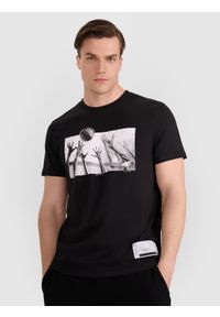 4f - 4F T-shirt regular z nadrukiem siatkarskim męski - czarny S. Okazja: na co dzień, do domu. Kolor: czarny. Materiał: bawełna, jersey, materiał. Wzór: nadruk. Styl: sportowy, klasyczny, casual