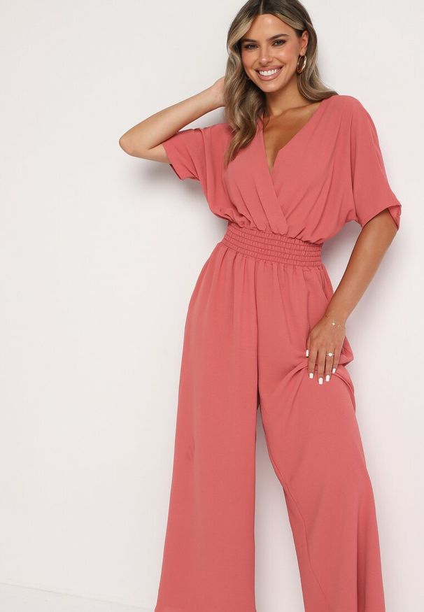 Born2be - Ciemnoróżowy Kopertowy Kombinezon z Gumką w Talii i Szerokimi Nogawkami Vimashea. Okazja: na co dzień. Kolor: różowy. Styl: casual, elegancki