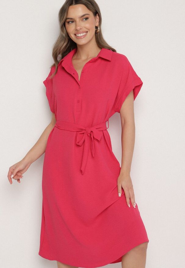 Born2be - Czerwona Sukienka z Bawełną i Ozdobnym Paskiem Savanire. Okazja: na co dzień. Kolor: czerwony. Materiał: bawełna. Typ sukienki: koszulowe. Styl: elegancki, casual, klasyczny