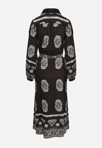 Born2be - Czarna Koszulowa Sukienka Ozdobiona Ornamentalnym Wzorem z Wiązanym Paskiem Roriola. Okazja: na co dzień, do pracy. Kolor: czarny. Materiał: tkanina, wiskoza, skóra. Wzór: aplikacja. Typ sukienki: koszulowe. Styl: casual, elegancki, klasyczny #3