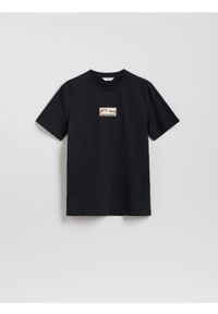 Reserved - T-shirt regular z nadrukiem - czarny. Kolor: czarny. Materiał: dzianina, bawełna. Wzór: nadruk #1