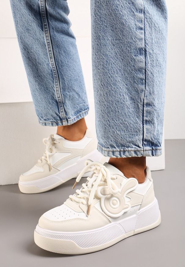 Renee - Biało-Beżowe Sneakersy na Niskiej Platformie z Wypukłą Ozdobą Irasa. Okazja: na spacer, na co dzień. Kolor: biały. Wzór: aplikacja. Obcas: na platformie. Sport: turystyka piesza