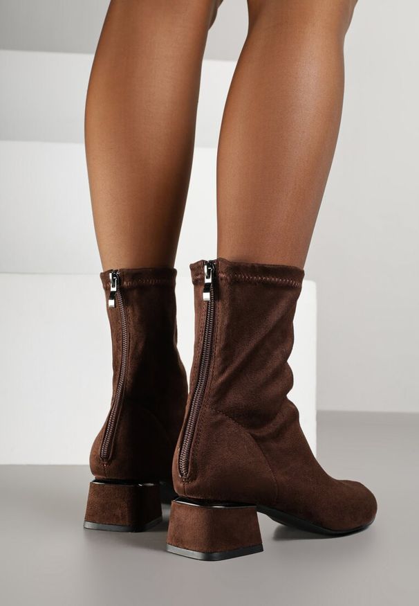 Renee - Brązowe Eleganckie Botki VICES Skarpetkowe na Klocku z Metalicznym Zdobieniem Rivite. Okazja: na co dzień. Zapięcie: zamek. Kolor: brązowy. Materiał: skóra, jeans. Wzór: aplikacja. Obcas: na obcasie. Styl: elegancki. Wysokość obcasa: średni
