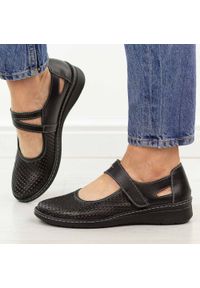 DEONI - Czarne ażurowe skórzane Polskie półbuty damskie Deoni D125A. Okazja: na co dzień, na spacer. Zapięcie: rzepy. Kolor: czarny. Materiał: skóra. Szerokość cholewki: normalna. Wzór: ażurowy. Sezon: wiosna, lato. Styl: elegancki, casual #1
