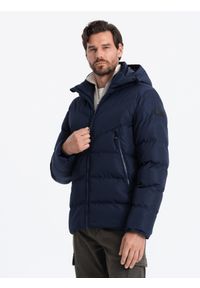Ombre Clothing - Kurtka męska zimowa z nietypowym pikowaniem - granatowa V4. Typ kołnierza: kołnierzyk stójkowy. Kolor: niebieski. Materiał: poliester, polar. Sezon: zima