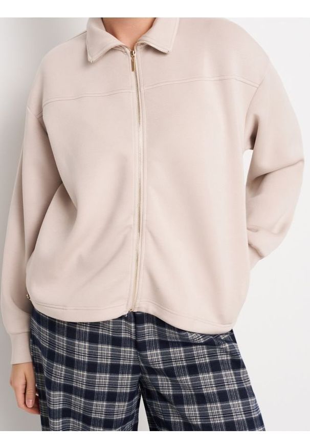 Sinsay - Rozpinana bluza ze stójką - beżowy. Typ kołnierza: kołnierzyk stójkowy. Kolor: beżowy. Materiał: wiskoza, dzianina