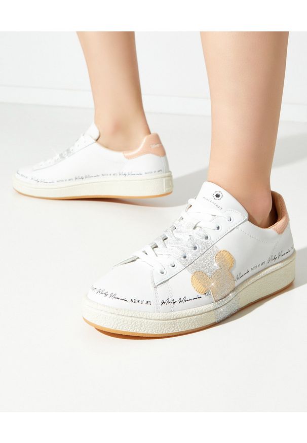MOA Concept - MOA CONCEPT - Białe sneakersy z brokatowym detalem. Nosek buta: okrągły. Kolor: biały. Materiał: guma. Wzór: napisy, motyw z bajki, nadruk, aplikacja