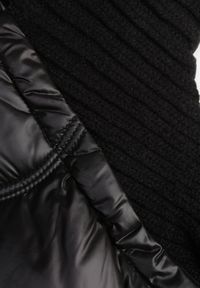 Renee - Czarna Kamizelka z Kapturem Wykończona Ściągaczami Timamar. Okazja: na co dzień. Typ kołnierza: kaptur. Kolor: czarny. Materiał: dzianina, jeans, dresówka. Styl: casual #2