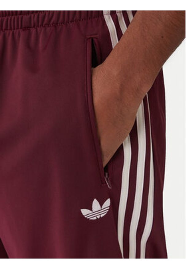 Adidas - adidas Spodnie dresowe KE1651 Bordowy Regular Fit. Kolor: czerwony. Materiał: syntetyk