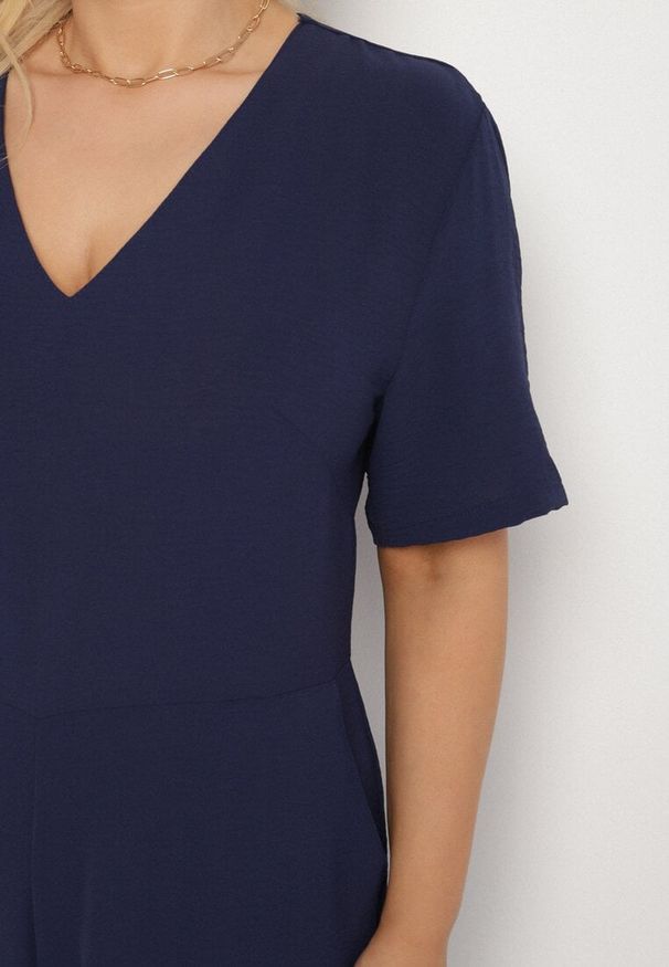 Born2be - Granatowy Kombinezon Panomeda. Kolekcja: plus size. Kolor: niebieski. Materiał: tkanina. Długość rękawa: krótki rękaw. Długość: krótkie. Wzór: gładki, jednolity, kolorowy. Styl: klasyczny