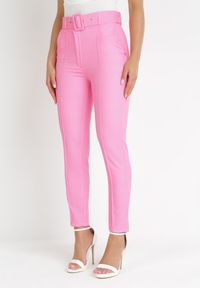 Born2be - Różowe Spodnie Materiałowe z Paskiem Sophilea. Kolor: różowy. Materiał: materiał. Wzór: jednolity. Styl: klasyczny #1