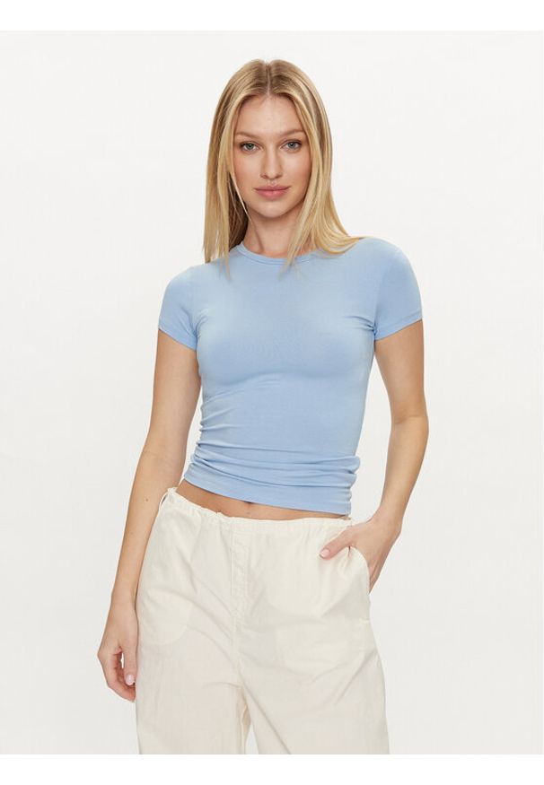 Gina Tricot T-Shirt 21287 Błękitny Slim Fit. Kolor: niebieski. Materiał: wiskoza