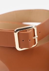 Born2be - Jasnobrązowe Sandały Japonki z Paskiem na Palec i Paskiem Wokół Kostki Vivanya. Okazja: na co dzień. Zapięcie: pasek. Kolor: brązowy. Sezon: lato. Styl: casual, elegancki #7