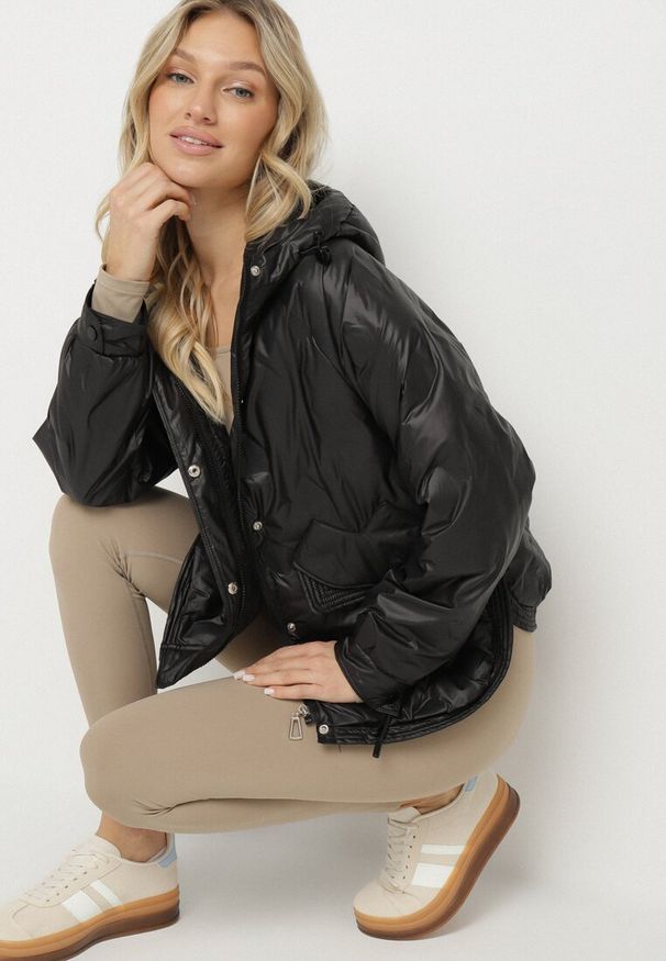 Born2be - Czarna Kurtka Pikowana w Stylu Cargo o Krótszym Fasonie z Kapturem Varedia. Okazja: na co dzień. Typ kołnierza: kaptur. Kolor: czarny. Materiał: jeans. Długość rękawa: długi rękaw. Długość: krótkie. Wzór: moro. Styl: militarny, casual, elegancki, klasyczny