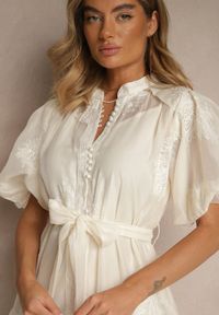 Renee - Beżowa Sukienka Koszulowa z Bawełną Ozdobiona Paskiem i Haftami Lirine. Okazja: na co dzień. Kolor: beżowy. Materiał: bawełna. Wzór: aplikacja, haft. Typ sukienki: koszulowe. Styl: klasyczny, casual #3