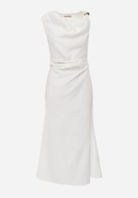 Born2be - Biała Sukienka VICES Ozdobiona Aplikacją na Ramieniu Palleleora. Okazja: na wesele, na ślub cywilny. Kolor: biały. Wzór: aplikacja. Typ sukienki: proste. Styl: elegancki #5