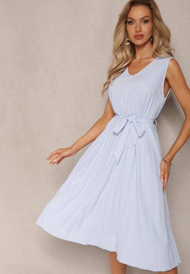 Renee - Jasnoniebieska Plisowana Sukienka Midi z Plisami na Dole i Paskiem w Talii Wrensilva. Kolor: niebieski. Materiał: materiał. Styl: elegancki. Długość: midi