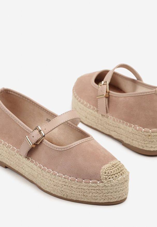 Renee - Różowe Espadryle z Plecionką i Paskiem Fevolise. Okazja: na co dzień, na plażę, na spacer. Zapięcie: pasek. Kolor: różowy. Materiał: jeans. Sezon: lato. Obcas: na platformie. Styl: elegancki, casual