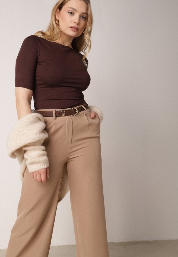 Born2be - Brązowy Wiskozowy T-shirt o Dopasowanym Kroju z Dekoltem w Łódkę Idahphaeia. Okazja: na co dzień, do pracy, na spotkanie biznesowe. Kolor: brązowy. Materiał: wiskoza. Wzór: aplikacja. Styl: biznesowy, klasyczny, casual