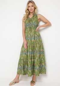 Born2be - Zielona Rozkloszowana Sukienka z Gumkami w Talii Wiązana przy Dekolcie Vrisa. Okazja: na co dzień. Typ kołnierza: dekolt w kształcie V. Kolor: zielony. Sezon: lato. Typ sukienki: rozkloszowane. Styl: casual, elegancki #3