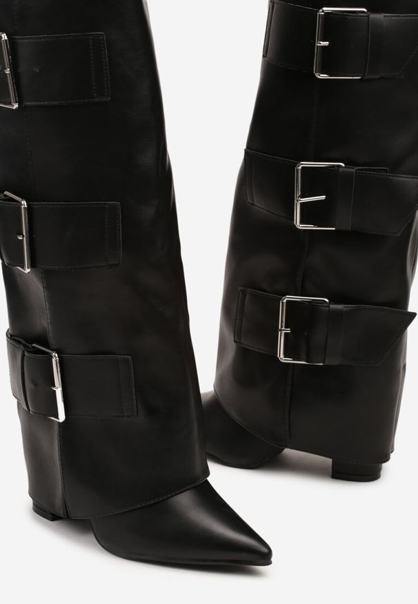 Born2be - Czarne Kozaki na Obcasie w Rockowym Stylu z Wywiniętą Cholewką Ozdobione Klamrami Navala. Okazja: na co dzień. Zapięcie: klamry. Kolor: czarny. Szerokość cholewki: normalna. Wzór: aplikacja. Materiał: jeans, skóra. Obcas: na obcasie. Styl: rockowy. Wysokość obcasa: średni