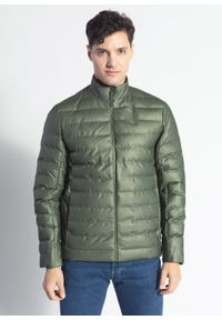 Kurtka zimowa unisex zielona Rains Trekker Jacket. Okazja: na co dzień. Typ kołnierza: kołnierzyk stójkowy. Kolor: zielony. Materiał: materiał, nylon, tkanina, guma, poliester. Sezon: zima. Styl: casual