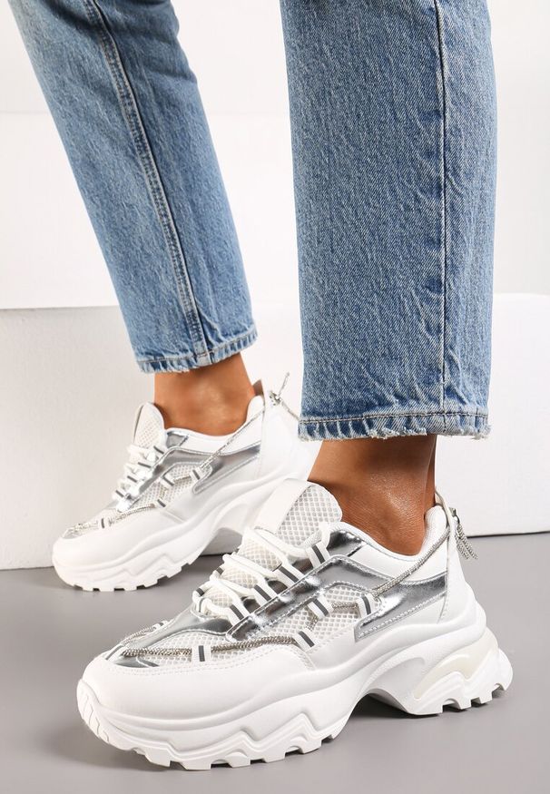 Renee - Białe Sneakersy z Ozdobnym Sznurkiem i Cyrkoniami na Grubej Podeszwie Fionalee. Kolor: biały