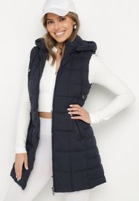 Born2be - Granatowa Pikowana Kamizelka z Odpinanym Kapturem i Kieszeniami na Suwak Anoria. Okazja: na co dzień. Kolor: niebieski. Materiał: tkanina, jeans. Wzór: aplikacja. Styl: casual, klasyczny