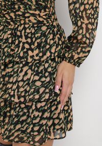 Born2be - Beżowo-Zielona Rozkloszowana Sukienka Mini w Modny Print Ozdobiona Brokatem Ifigentta. Kolor: beżowy. Wzór: aplikacja, nadruk. Długość: mini