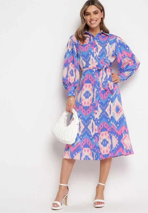 Born2be - Niebiesko-Różowa Koszulowa Sukienka Midi z Etno Wzorem i Wiązanym Paskiem Mithera. Kolor: niebieski. Typ sukienki: koszulowe. Styl: etno. Długość: midi