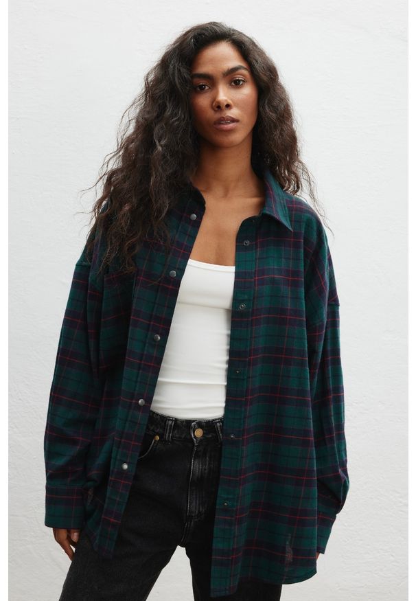 Marsala - Koszula typu oversize w kratę ZIELONĄ - RENO 9360. Kolor: zielony. Materiał: tkanina, bawełna. Długość rękawa: długi rękaw. Długość: długie. Styl: klasyczny