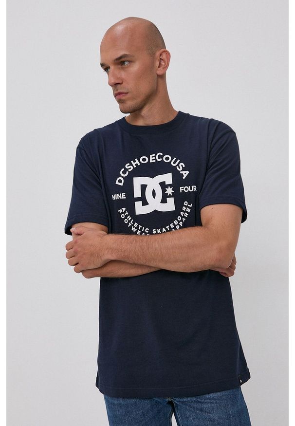 DC t-shirt bawełniany kolor granatowy z nadrukiem. Okazja: na co dzień. Kolor: niebieski. Materiał: bawełna. Wzór: nadruk. Styl: casual