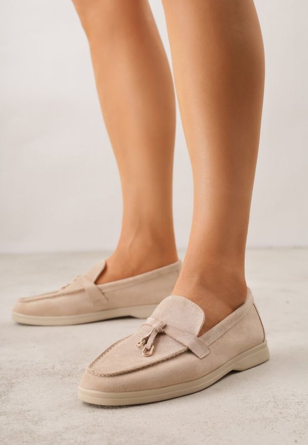 Born2be - Ciemnobeżowe Mokasyny z Imitacji Zamszu z Ozdobnym Przeszyciem i Zawieszką Veleyra. Okazja: na co dzień, do pracy, na spotkanie biznesowe. Kolor: beżowy. Materiał: zamsz. Styl: biznesowy, klasyczny, casual