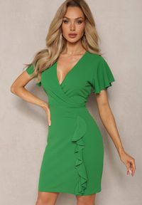 Renee - Zielona Mini Sukienka o Dopasowanym Kroju z Kopertową Górą i Falbanką Haliari. Kolor: zielony. Typ sukienki: kopertowe. Długość: mini #1