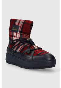 TOMMY HILFIGER - Tommy Hilfiger śniegowce TARTAN SNOWBOOT kolor granatowy FW0FW07612. Nosek buta: okrągły. Kolor: niebieski. Materiał: guma. Szerokość cholewki: normalna. Obcas: na platformie #4