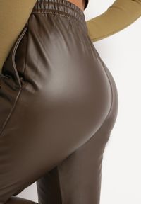 Born2be - Brązowe Spodnie z Ekoskóry i Marszczoną Gumką w Pasie Landera. Kolor: brązowy #3